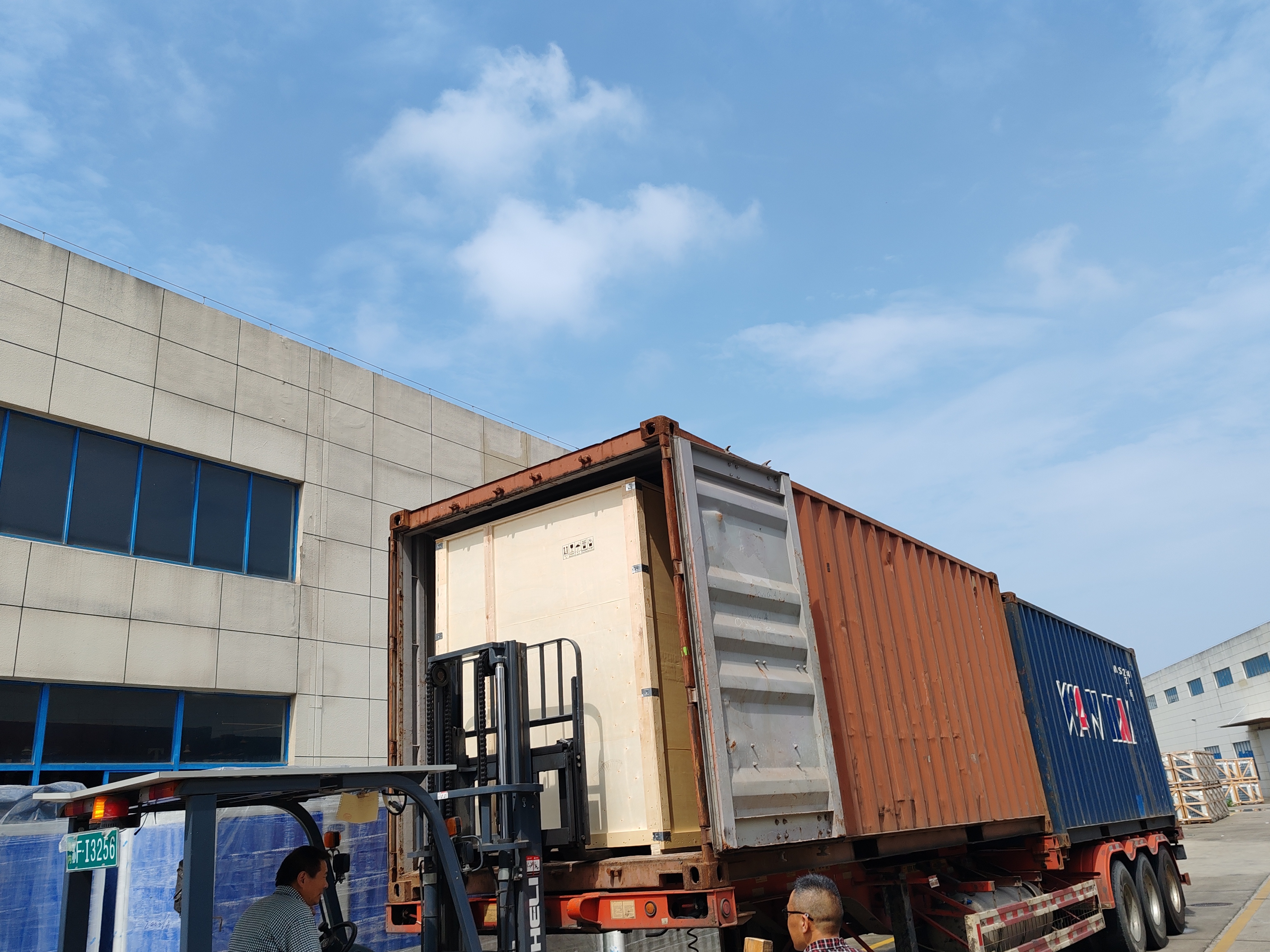 loading container.1.jpg